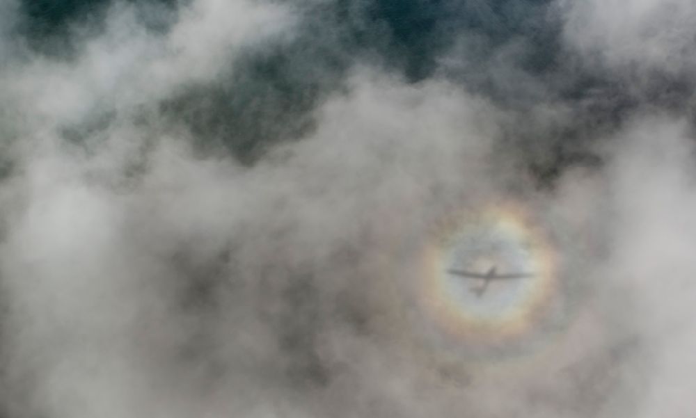 Putgarten aus der Vogelperspektive: Flugzeug Silhouette im Flug über wolkenverhangene Landschaft der Ostseeküste Kap Arkona auf der Insel Rügen im Bundesland Mecklenburg-Vorpommern