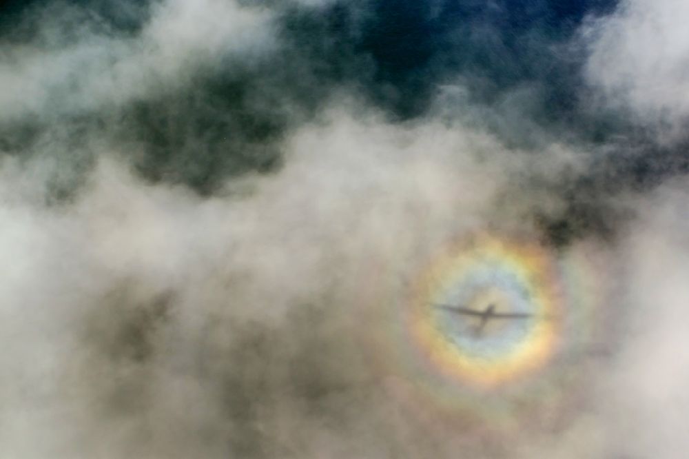 Luftbild Putgarten - Flugzeug Silhouette im Flug über wolkenverhangene Landschaft der Ostseeküste Kap Arkona auf der Insel Rügen im Bundesland Mecklenburg-Vorpommern