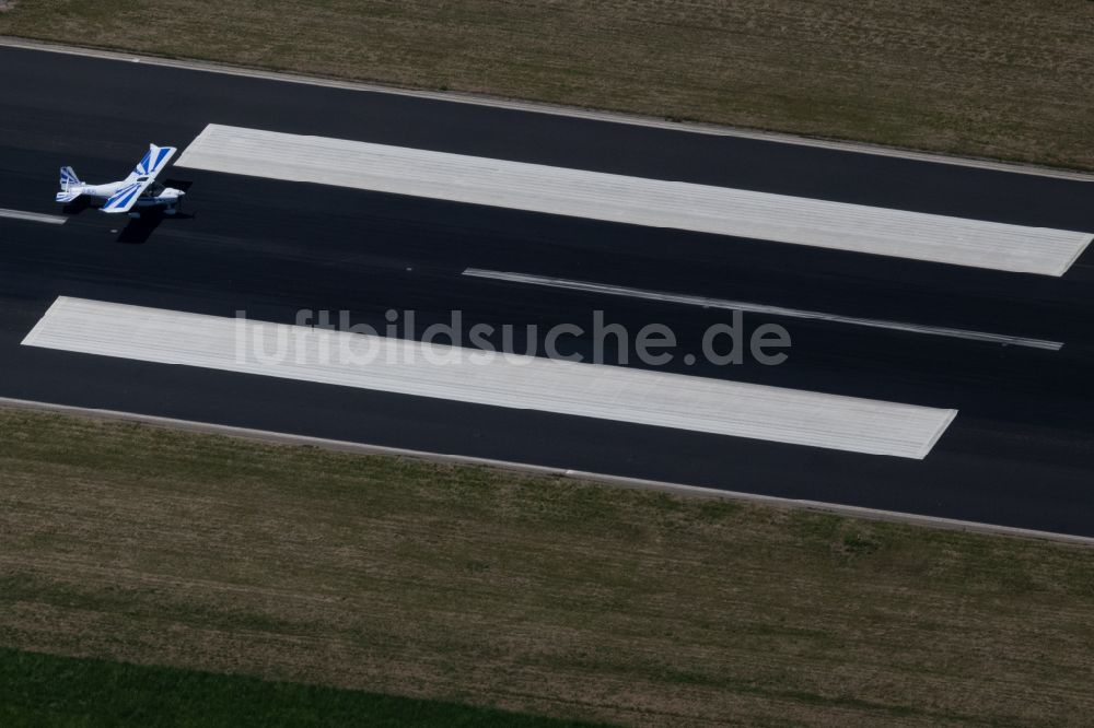 Luftaufnahme Friedrichshafen - Flugzeug auf der Start- und Landebahn des Flugplatz - Flughafen in Friedrichshafen im Bundesland Baden-Württemberg, Deutschland