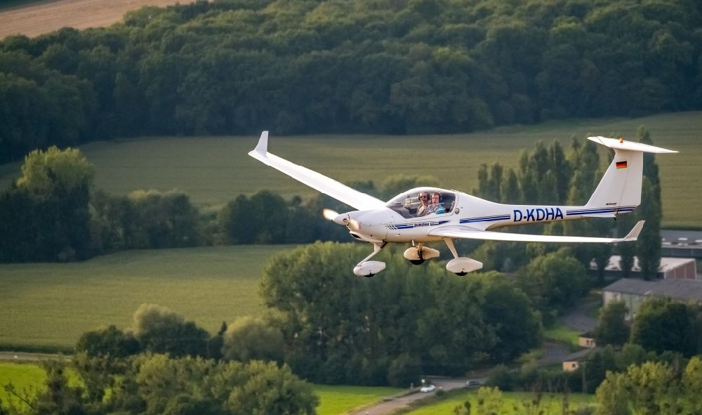 Hamm von oben - Flugzeug HK36 TC Super-Dimona mit der Kennung D-KDHA im Fluge über dem Luftraum in Hamm im Bundesland Nordrhein-Westfalen - NRW, Deutschland