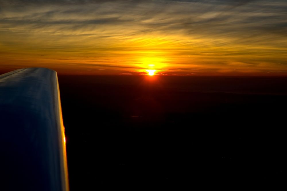 Dortmund von oben - Flugzeug- Tragfläche eines Motorseglers am Sonnenuntergangs- Horizont im Fluge über dem Luftraum in Dortmund im Bundesland Nordrhein-Westfalen