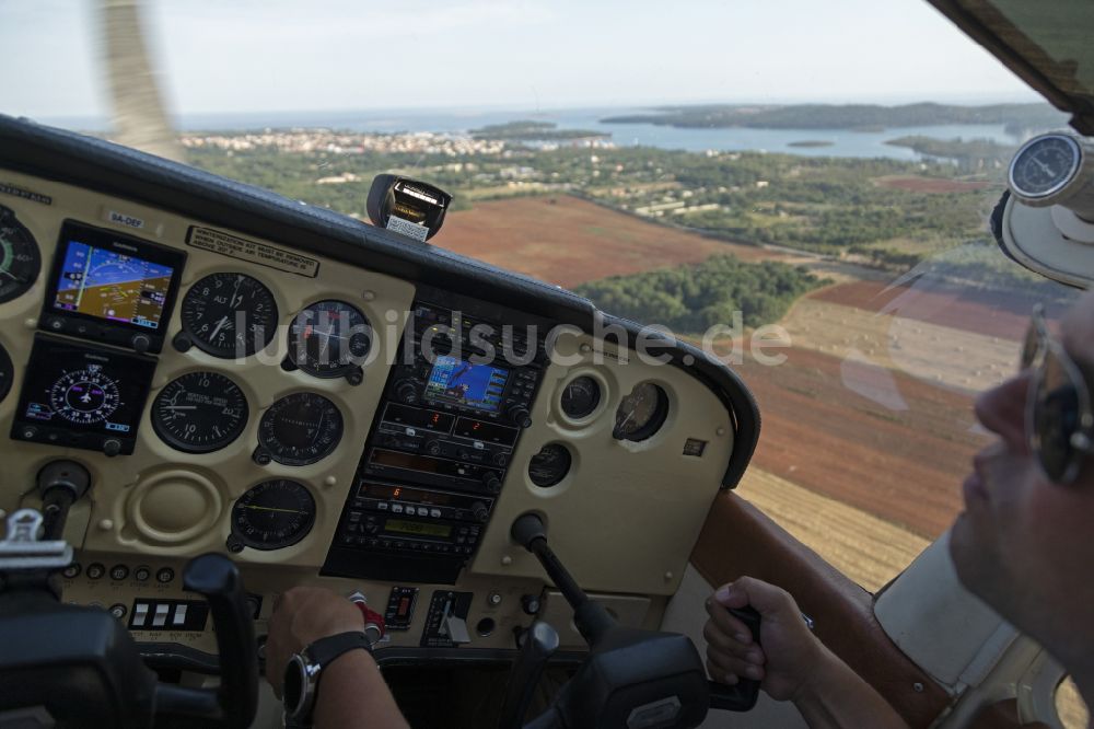 Luftbild Medulin - Flugzeugcockpit einer Cessna 172 im Fluge über dem Luftraum in Medulin in Istrien - Istarska zupanija, Kroatien
