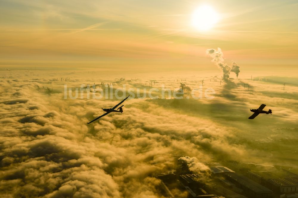Luftaufnahme Hamburg - Flugzeuge über Nebel- Schicht in Hamburg, Deutschland