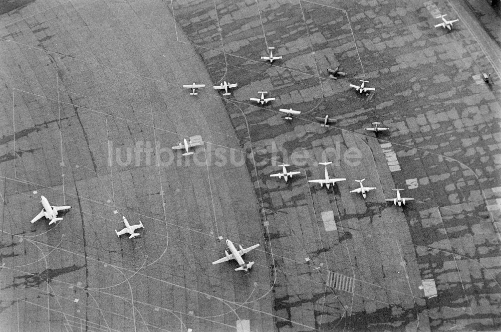 Luftbild Berlin - Flugzeuge auf dem Gelände des Flughafen im Ortsteil Tempelhof in Berlin, Deutschland