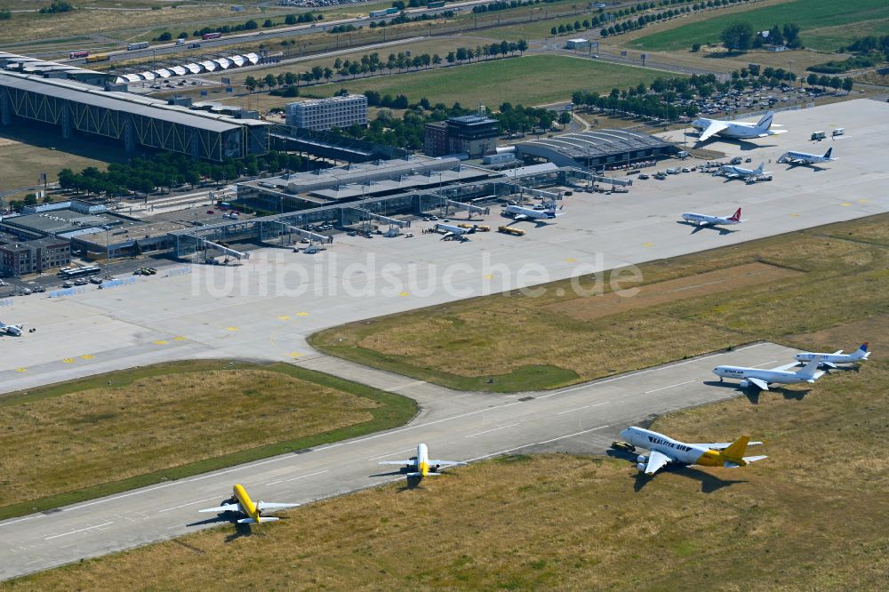 Luftbild Schkeuditz - Flugzeuge auf der Parkposition auf dem Flughafen Leipzig/ Halle in Schkeuditz im Bundesland Sachsen, Deutschland