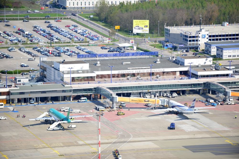Luftbild Schönefeld - Flugzeuge am Passagier- Terminal des Flughafens Berlin - Schönefeld