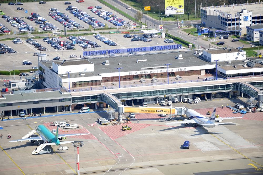 Luftaufnahme Schönefeld - Flugzeuge am Passagier- Terminal des Flughafens Berlin - Schönefeld