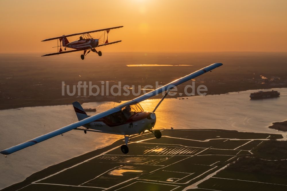 Wedel aus der Vogelperspektive: Flugzeuge Sunwheel and FK 9 im Fluge über dem Luftraum in Wedel im Bundesland Schleswig-Holstein, Deutschland