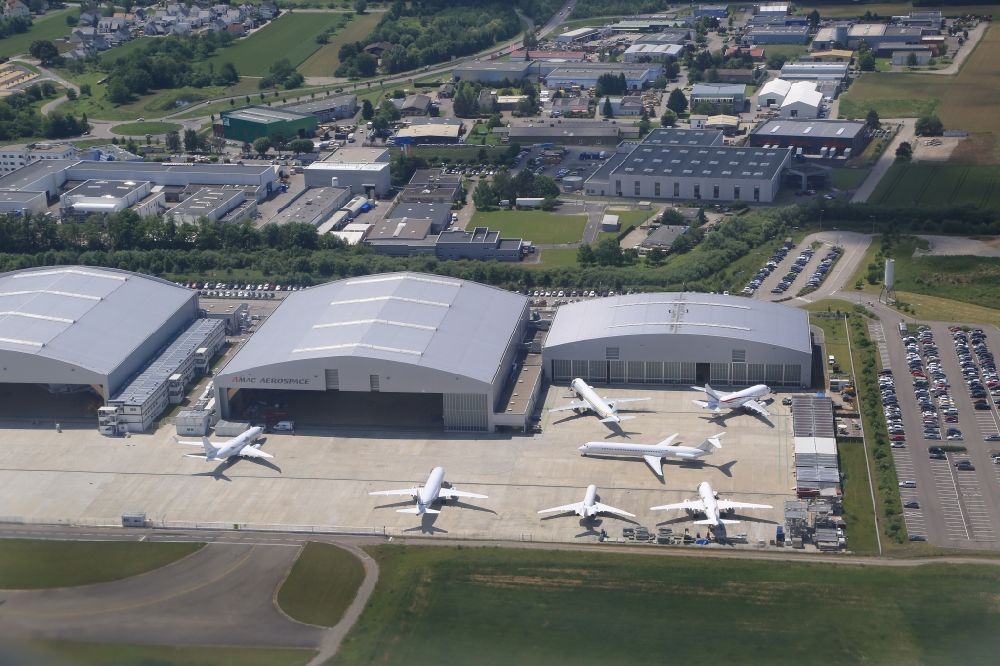 Hésingue aus der Vogelperspektive: Flugzeugwerftbetrieb Amac Aerospace auf dem Flughafengelände des Euroairport Basel-Mulhouse-Freiburg in Hesingue bei Saint-Louis in Frankreich