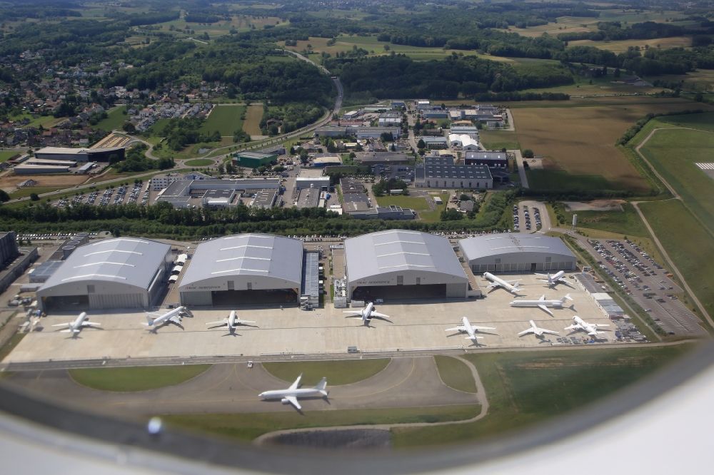 Luftbild Hésingue - Flugzeugwerftbetrieb Amac Aerospace auf dem Flughafengelände des Euroairport Basel-Mulhouse-Freiburg in Hesingue bei Saint-Louis in Frankreich
