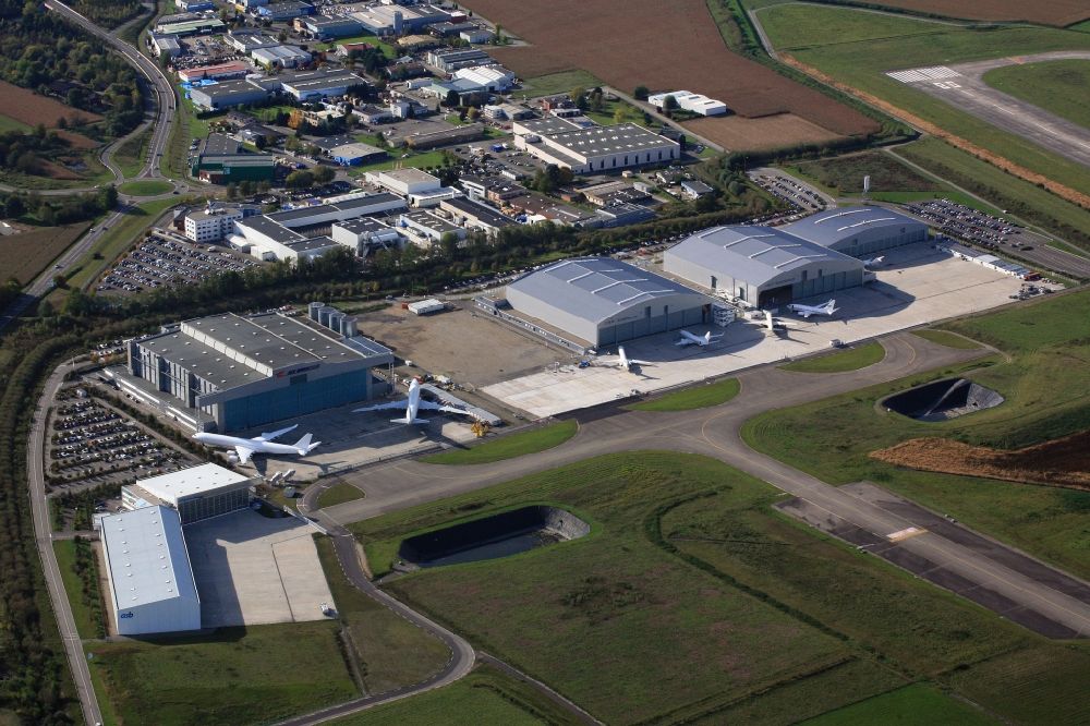 Saint-Louis von oben - Flugzeugwerftbetriebe JetAviation und Amac Aerospace auf dem Flughafengelände des Euroairport Basel-Mulhouse-Freiburg in Saint-Louis in Frankreich