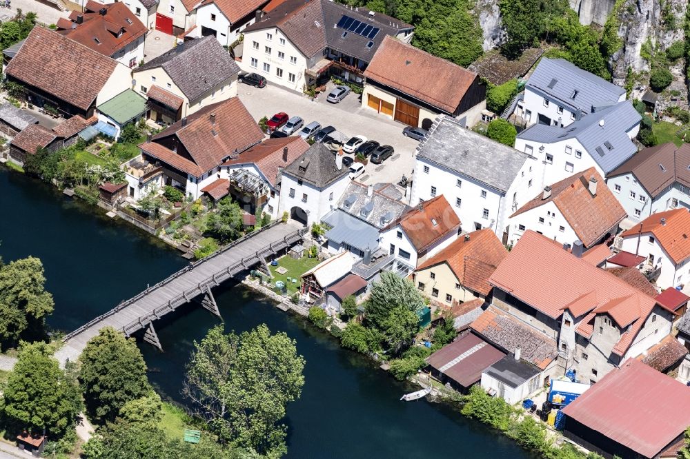Essing von oben - Fluß - Brückenbauwerk Alte Holzbrücke in Essing im Bundesland Bayern, Deutschland