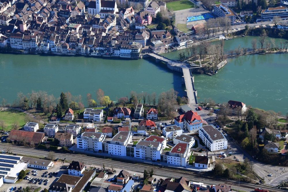 Luftbild Rheinfelden (Baden) - Fluß - Brückenbauwerk Alte Rheinbrücke und Grenzübergang in die Schweiz in Rheinfelden (Baden) im Bundesland Baden-Württemberg, Deutschland