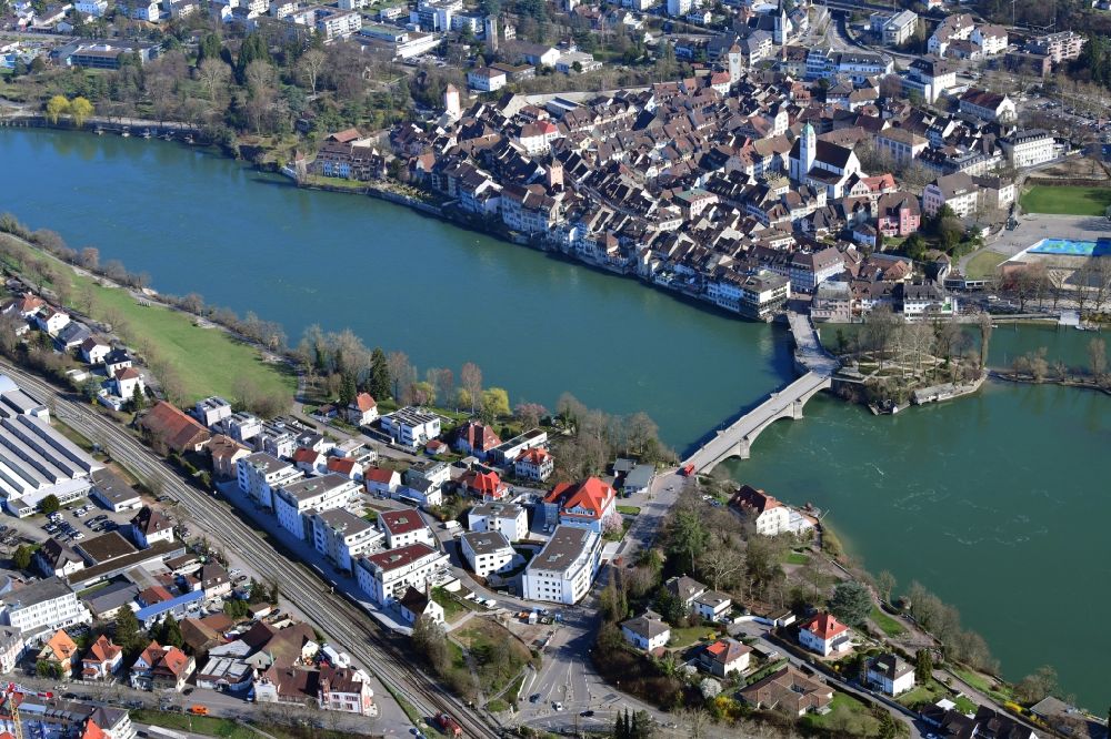 Luftaufnahme Rheinfelden (Baden) - Fluß - Brückenbauwerk Alte Rheinbrücke und Grenzübergang in die Schweiz in Rheinfelden (Baden) im Bundesland Baden-Württemberg, Deutschland