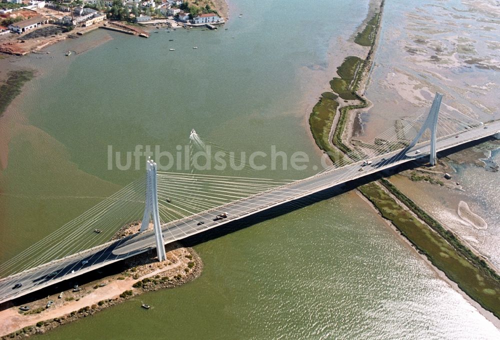 Luftaufnahme Portimao - Fluß - Brückenbauwerk der Arade- Brücke an der Estrada Nacional 125 in Portimao in Faro, Portugal