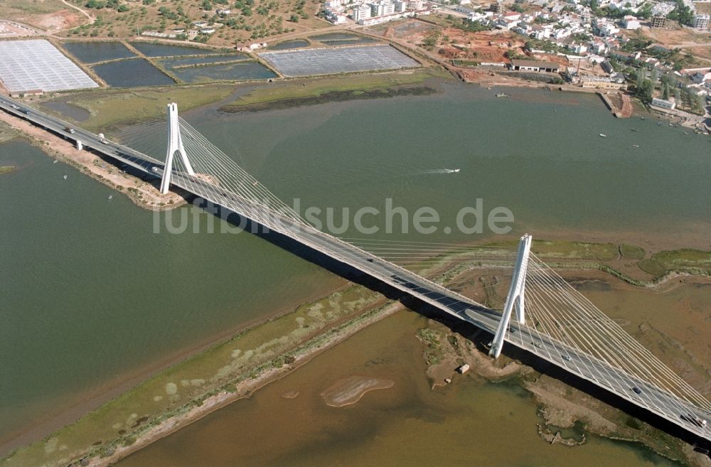 Portimao aus der Vogelperspektive: Fluß - Brückenbauwerk der Arade- Brücke an der Estrada Nacional 125 in Portimao in Faro, Portugal