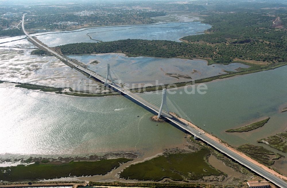 Luftbild Portimao - Fluß - Brückenbauwerk der Arade- Brücke an der Estrada Nacional 125 in Portimao in Faro, Portugal