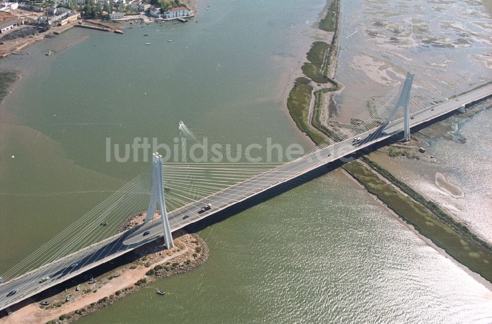 Luftaufnahme Portimao - Fluß - Brückenbauwerk der Arade- Brücke an der Estrada Nacional 125 in Portimao in Faro, Portugal