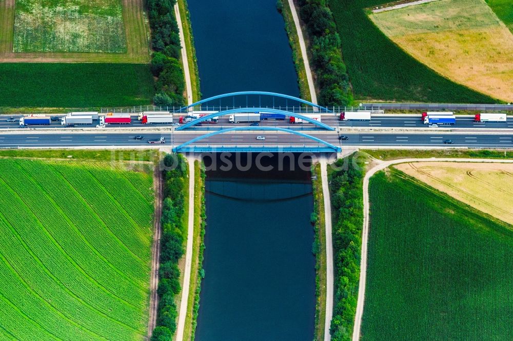 Greuth von oben - Fluß - Brückenbauwerk an der Autobahn BAB A6 über den Flußverlauf der Aisch in Greuth im Bundesland Bayern, Deutschland
