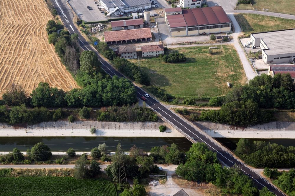 Malpensata-Gombetto von oben - Fluß - Brückenbauwerk über einen Kanal in Malpensata-Gombetto in der Lombardei, Italien