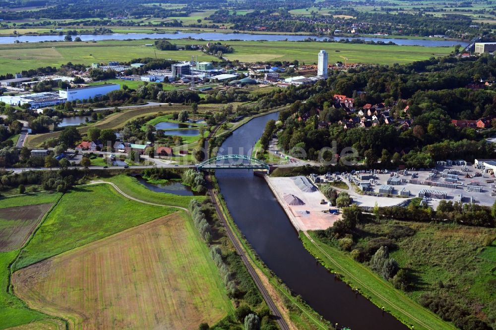 Lauenburg/Elbe aus der Vogelperspektive: Fluß - Brückenbauwerk über den Elbe-Lübeck-Kanal in Lauenburg/Elbe im Bundesland Schleswig-Holstein, Deutschland