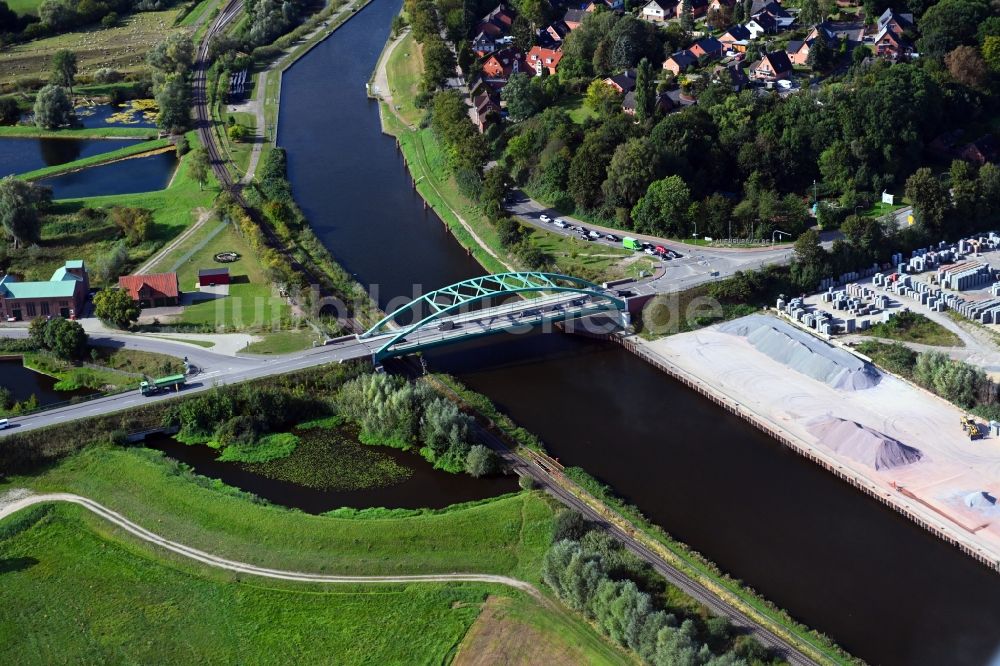 Luftbild Lauenburg/Elbe - Fluß - Brückenbauwerk über den Elbe-Lübeck-Kanal in Lauenburg/Elbe im Bundesland Schleswig-Holstein, Deutschland