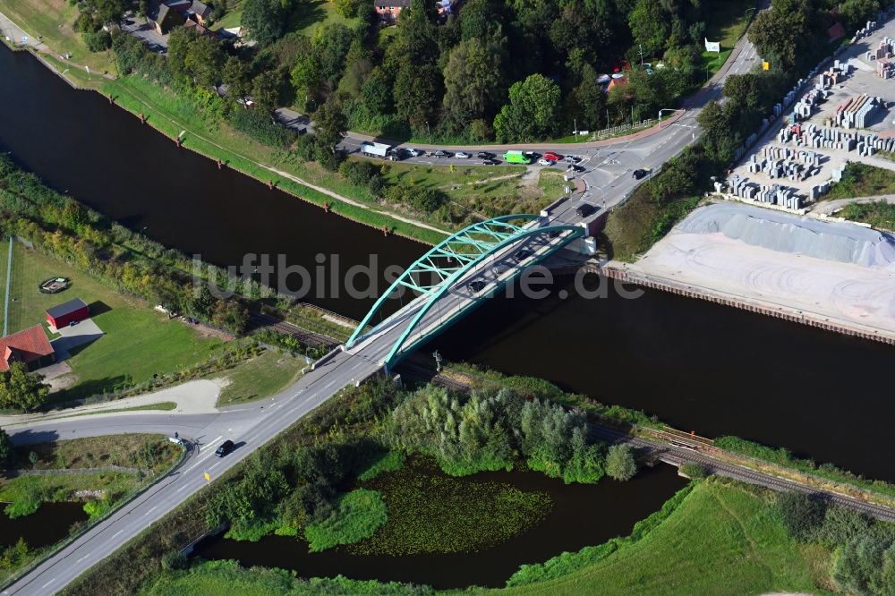 Luftaufnahme Lauenburg/Elbe - Fluß - Brückenbauwerk über den Elbe-Lübeck-Kanal in Lauenburg/Elbe im Bundesland Schleswig-Holstein, Deutschland