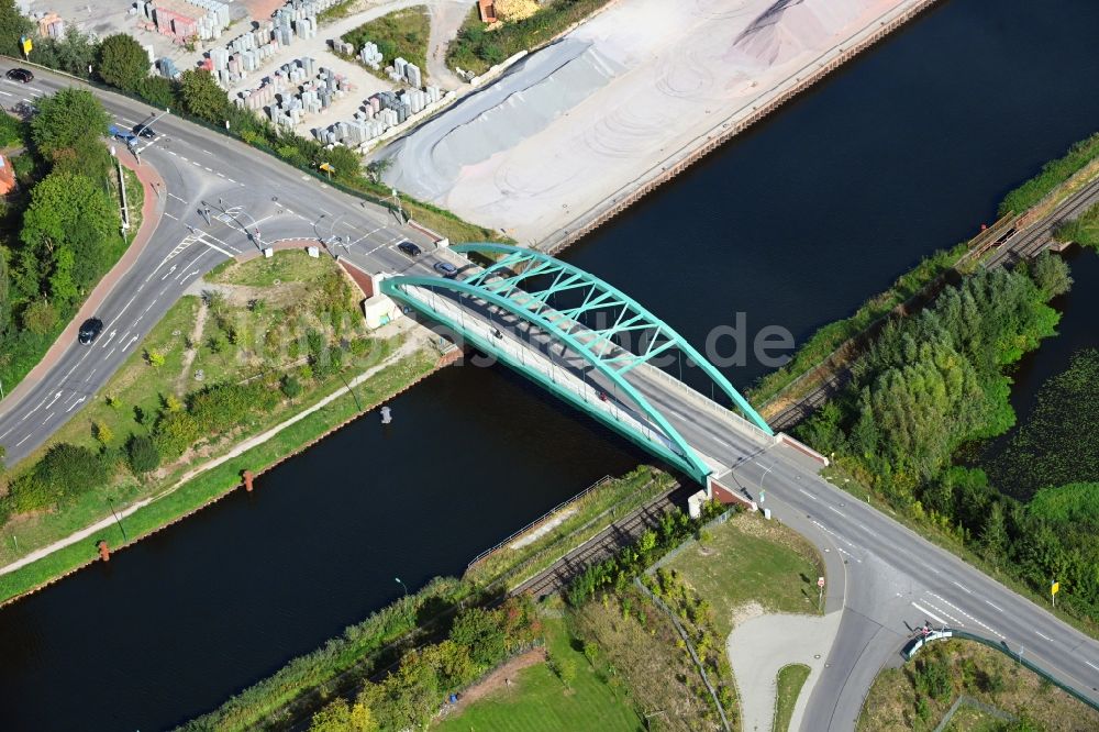 Luftaufnahme Lauenburg/Elbe - Fluß - Brückenbauwerk über den Elbe-Lübeck-Kanal in Lauenburg/Elbe im Bundesland Schleswig-Holstein, Deutschland
