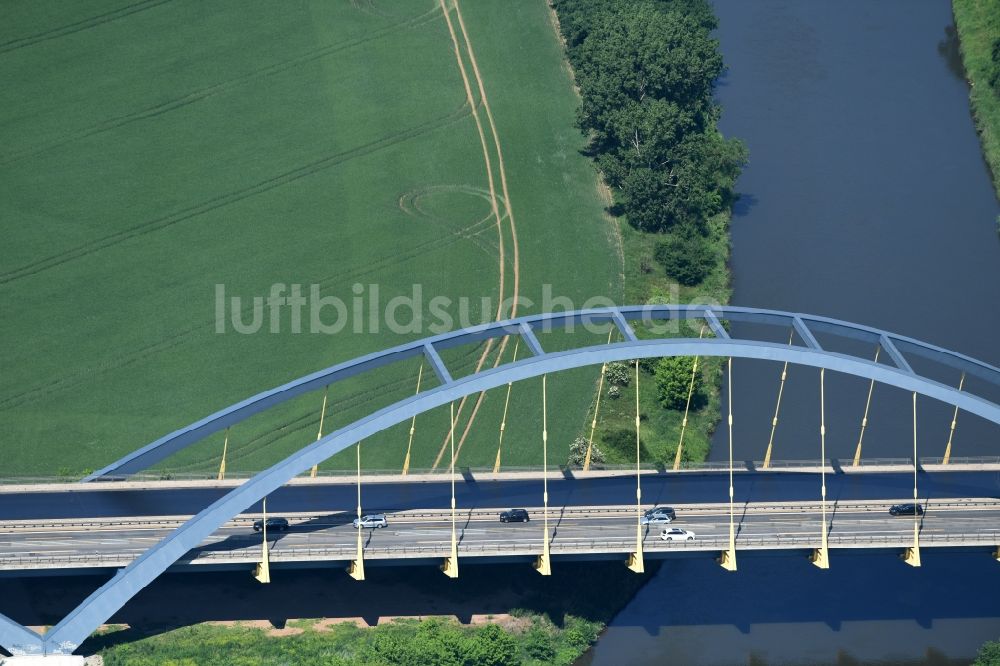 Luftaufnahme Plötzkau - Fluß - Brückenbauwerk der A14 über den Fluß Saale in Plötzkau im Bundesland Sachsen-Anhalt