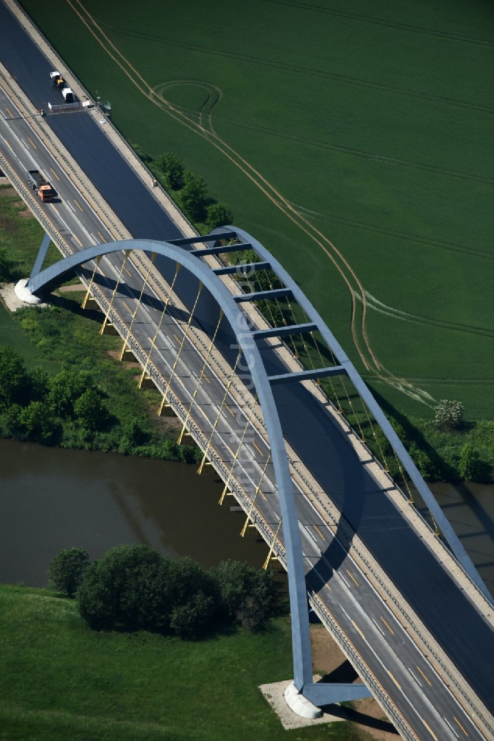 Plötzkau von oben - Fluß - Brückenbauwerk der A14 über den Fluß Saale in Plötzkau im Bundesland Sachsen-Anhalt
