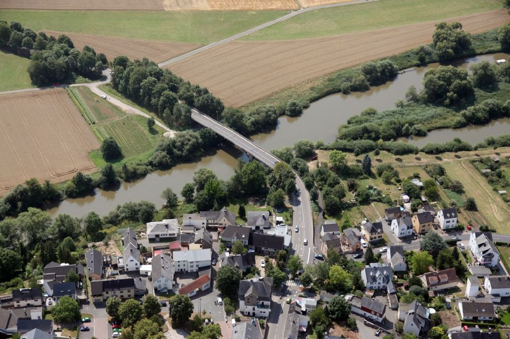 Luftaufnahme Limburg an der Lahn - Fluß - Brückenbauwerk über die Lahn in Limburg an der Lahn im Bundesland Hessen, Deutschland