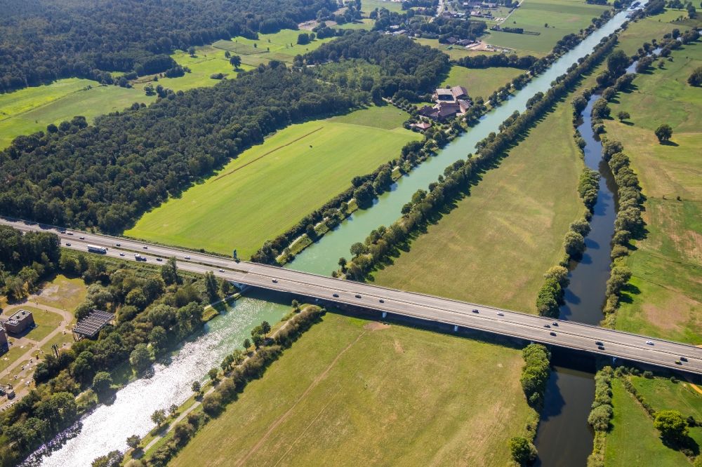 Luftaufnahme Hünxe - Fluß - Brückenbauwerk über Lippe und Datteln-Hamm-Kanal in Hünxe im Bundesland Nordrhein-Westfalen, Deutschland