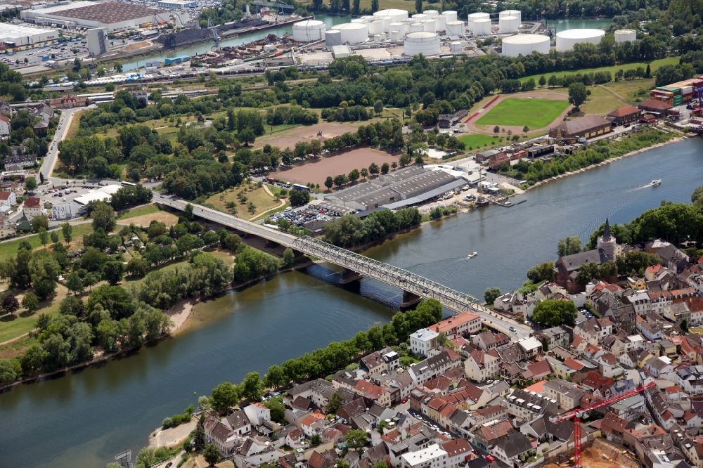 Luftbild Wiesbaden - Fluß - Brückenbauwerk über den Main von Wiesbaden Mainz Kostheim nach Ginsheim Gustavsburg im Bundesland Hessen, Deutschland