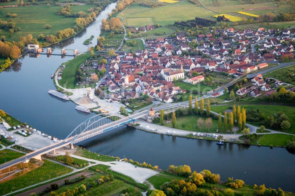 Volkach aus der Vogelperspektive: Fluß - Brückenbauwerk über den Main zwischen Astheim und Volkach im Bundesland , Deutschland