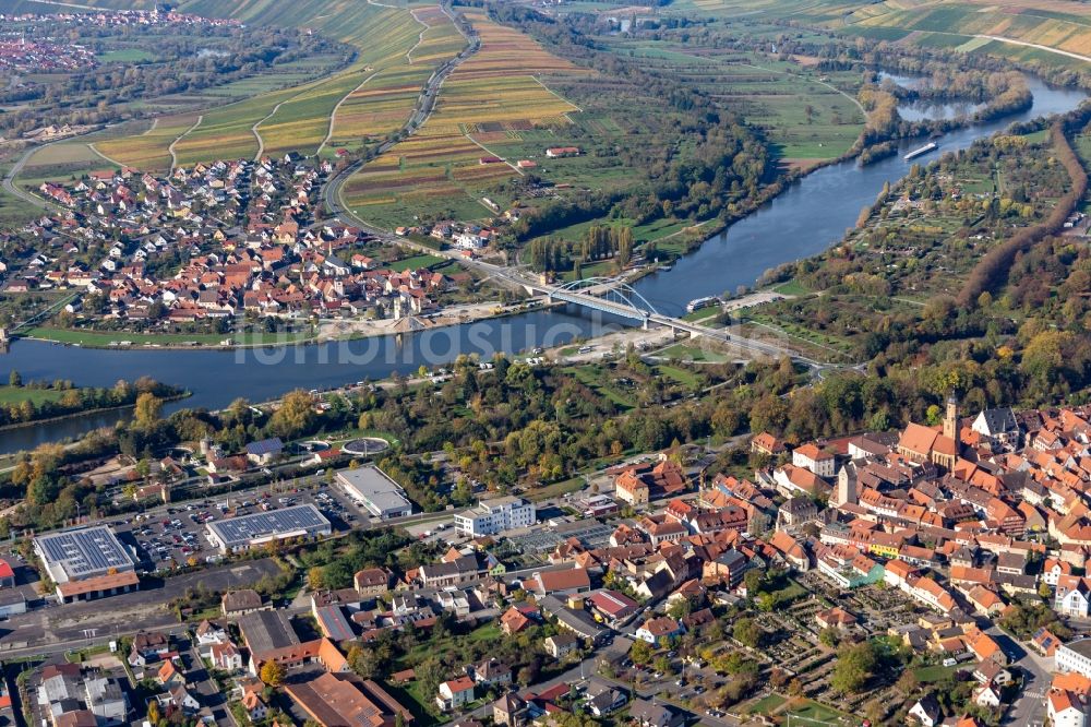 Volkach von oben - Fluß - Brückenbauwerk über den Main zwischen Astheim und Volkach im Bundesland , Deutschland