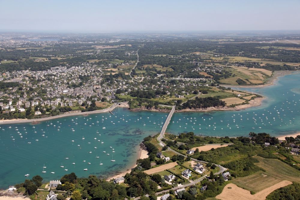 Luftbild Lancieux - Fluß - Brückenbauwerk über die Mündung des Flusses Le Drouet in Lancieux in Bretagne, Frankreich