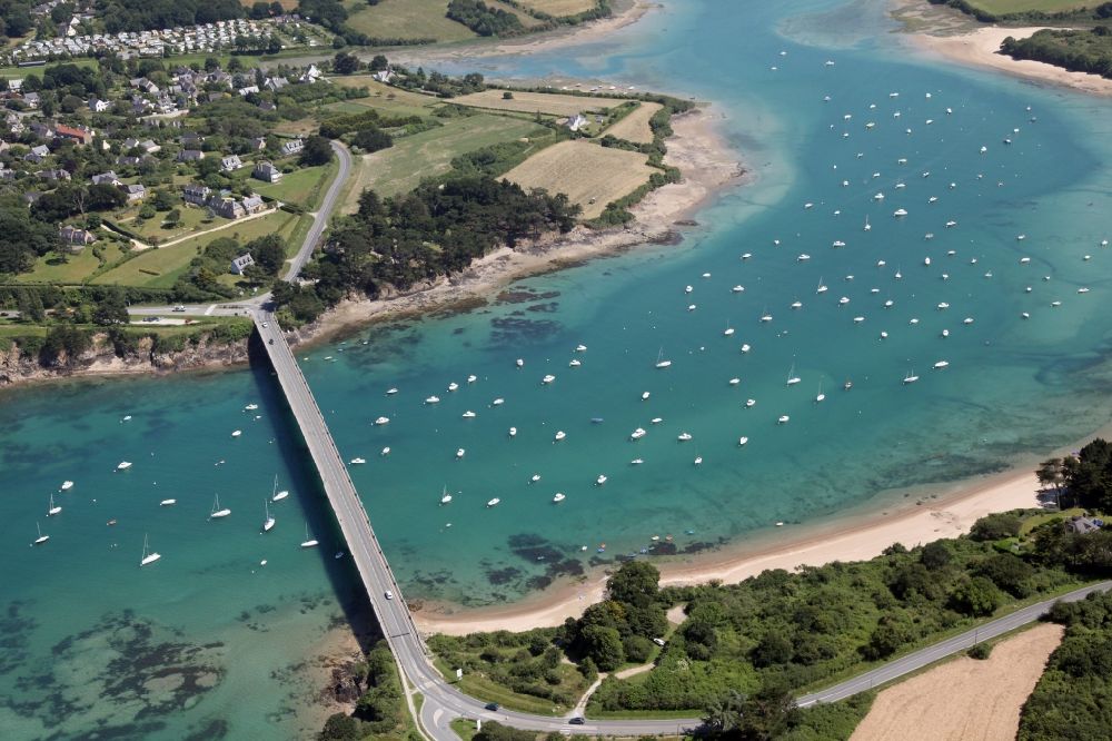 Luftaufnahme Lancieux - Fluß - Brückenbauwerk über die Mündung des Flusses Le Drouet in Lancieux in Bretagne, Frankreich