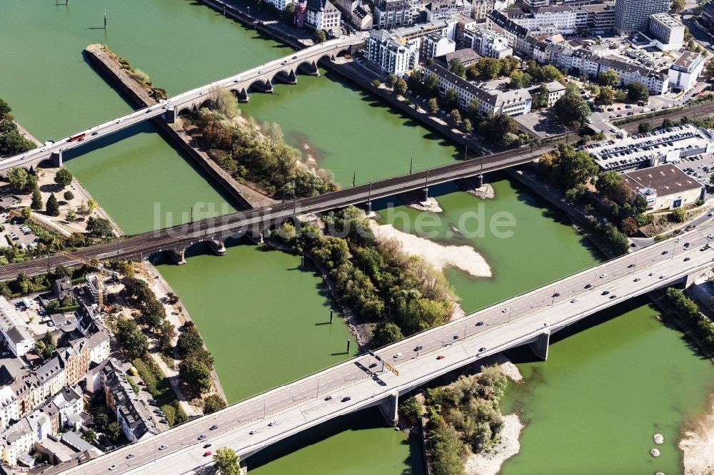 Koblenz aus der Vogelperspektive: Fluß - Brückenbauwerk über die Mosel in Koblenz im Bundesland Rheinland-Pfalz, Deutschland