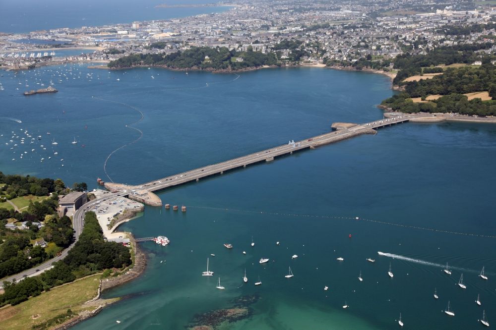 Saint-Malo aus der Vogelperspektive: Fluß - Brückenbauwerk über die Rance zwischen Saint Malo und Dinard in der Bretagne, Frankreich