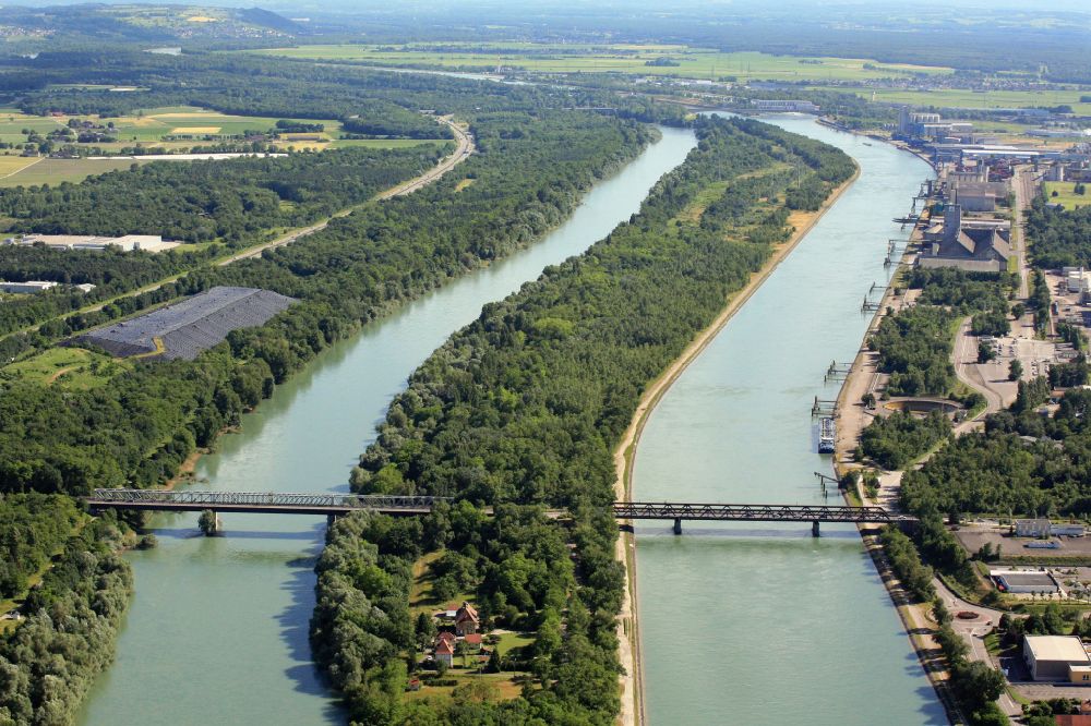 Chalampé von oben - Fluß - Brückenbauwerk über den Rhein in Chalampé in Frankreich