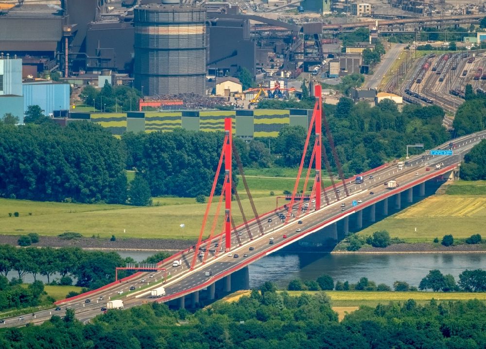 Luftaufnahme Duisburg - Fluß - Brückenbauwerk über den Rhein in Duisburg im Bundesland Nordrhein-Westfalen