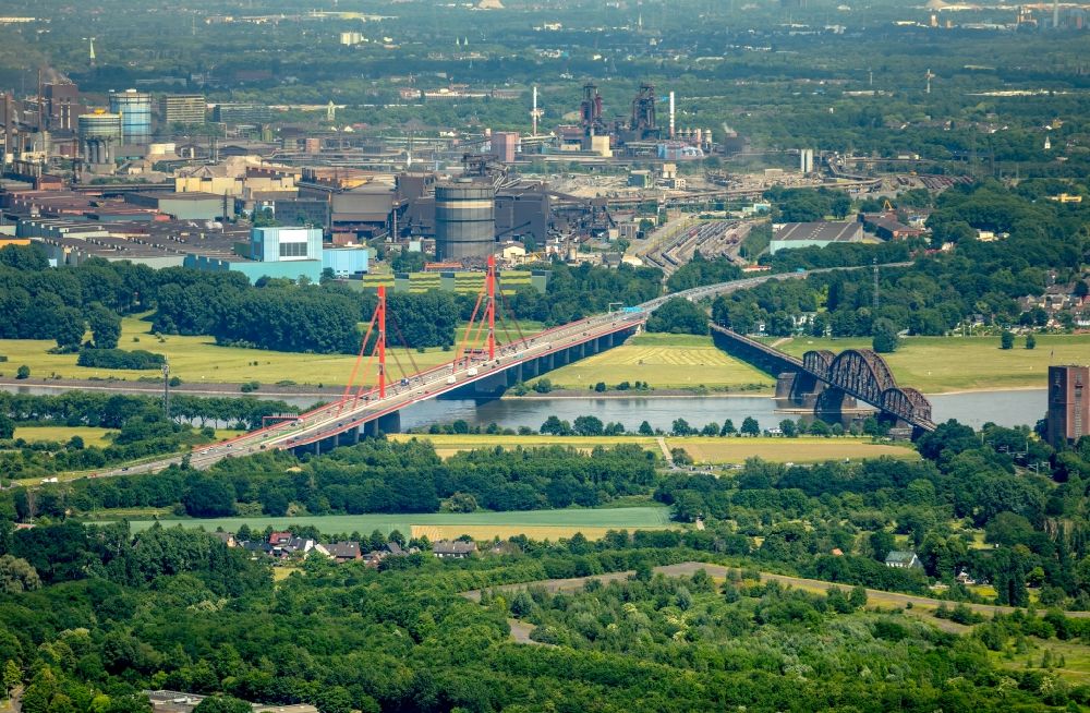 Luftbild Duisburg - Fluß - Brückenbauwerk über den Rhein in Duisburg im Bundesland Nordrhein-Westfalen