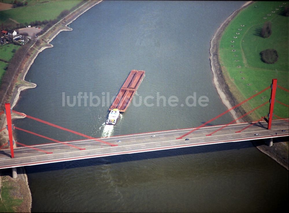 Duisburg von oben - Fluß - Brückenbauwerk über den Rhein in Duisburg im Bundesland Nordrhein-Westfalen