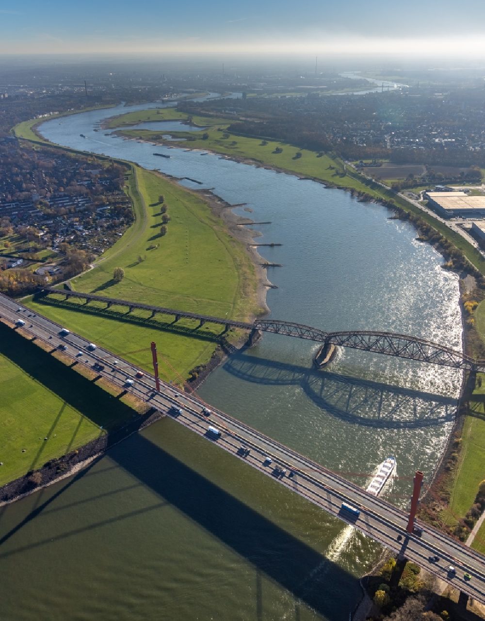 Duisburg von oben - Fluß - Brückenbauwerk über den Rhein in Duisburg im Bundesland Nordrhein-Westfalen