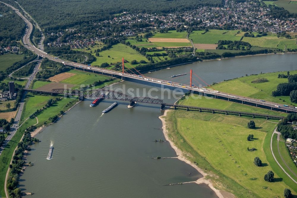 Luftaufnahme Duisburg - Fluss - Brückenbauwerk über den Rhein in Duisburg im Bundesland Nordrhein-Westfalen