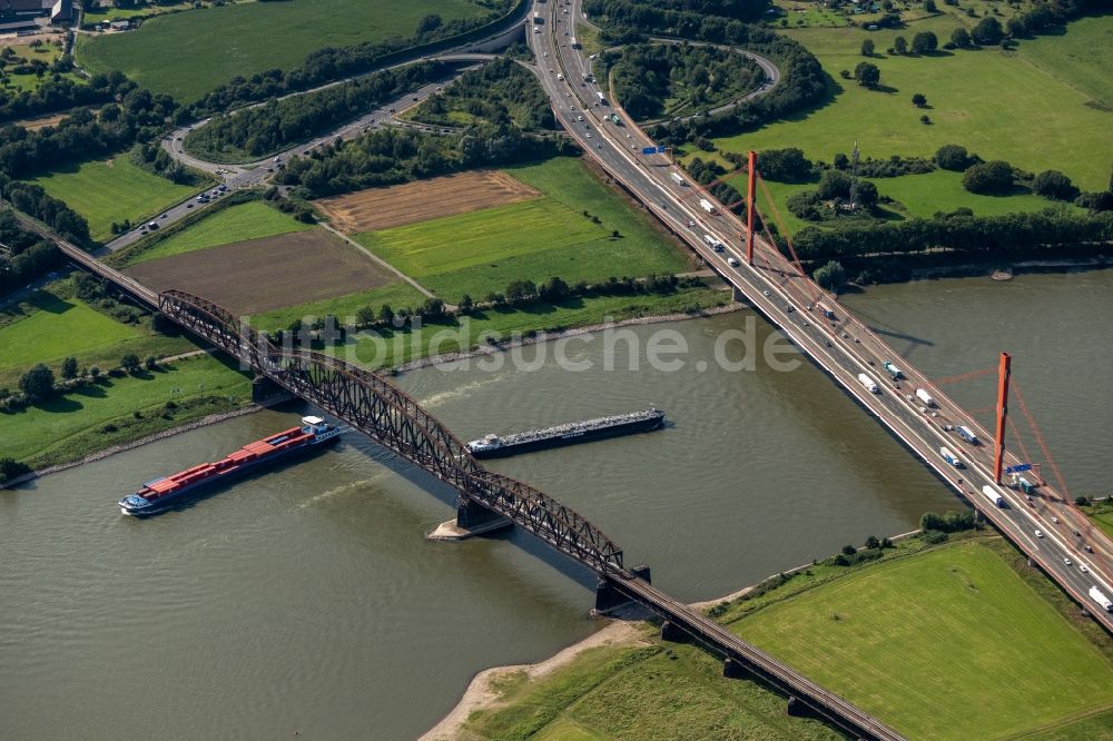 Duisburg aus der Vogelperspektive: Fluss - Brückenbauwerk über den Rhein in Duisburg im Bundesland Nordrhein-Westfalen