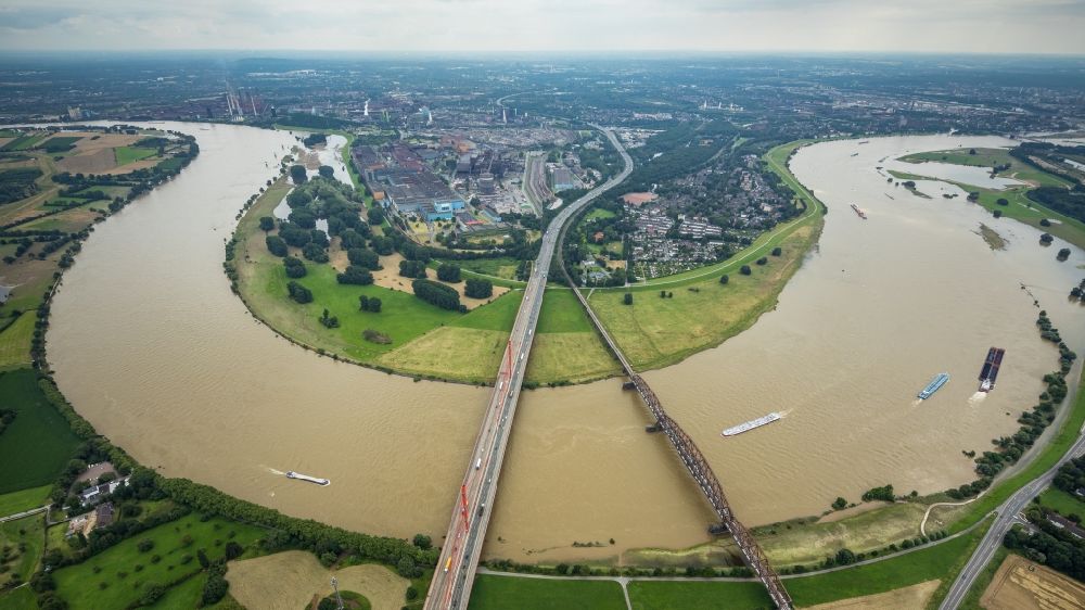 Luftbild Duisburg - Fluss - Brückenbauwerk über den Rhein in Duisburg im Bundesland Nordrhein-Westfalen