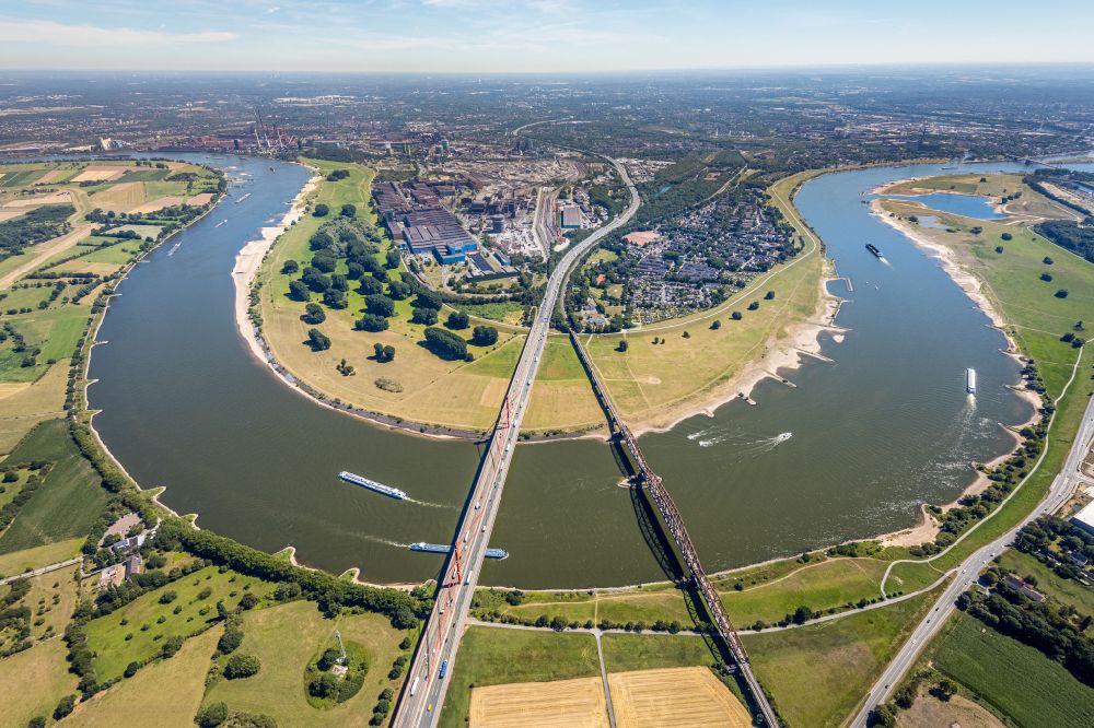 Luftaufnahme Duisburg - Fluss - Brückenbauwerk über den Rhein in Duisburg im Bundesland Nordrhein-Westfalen
