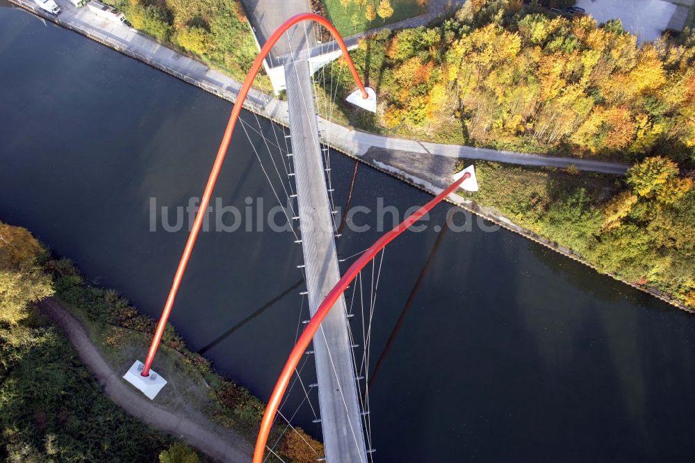 Luftbild Gelsenkirchen - Fluß - Brückenbauwerk über den Rhein-Herne-Kanal im Ortsteil Horst in Gelsenkirchen im Bundesland Nordrhein-Westfalen, Deutschland
