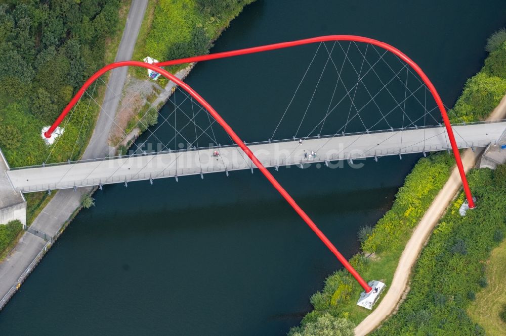 Luftaufnahme Gelsenkirchen - Fluss - Brückenbauwerk über den Rhein-Herne-Kanal im Ortsteil Horst in Gelsenkirchen im Bundesland Nordrhein-Westfalen, Deutschland